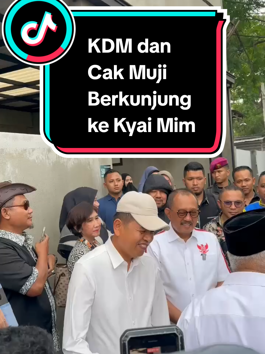 KDM dan Cak Muji memenuhi undangan Yai Imam Muslimin ----- Gubernur Jawa Barat Kang Dedy Mulyadi (KDM) bersama Wakil Wali Kota Surabaya Armuji (Cak Muji) memenuhi undangan Muhammad Imam Muslimin (Yai Mim) di kediamannya di Perumahan Joyogrand Kavling Depag, RT 09/RW 09, Kota Malang, pada Senin (6/10/2025). Kunjungan tersebut berlangsung dalam suasana akrab dan penuh kekeluargaan. Kang Dedy dan Cak Muji datang untuk bersilaturahmi sekaligus berdialog ringan dengan Yai Mim, seorang tokoh yang dikenal luas karena kiprahnya dalam dakwah dan gerakan sosial di Malang. Dalam pertemuan itu, ketiganya membahas berbagai isu kemasyarakatan, termasuk pentingnya menjaga nilai-nilai keislaman, kebangsaan, serta sinergi antar daerah dalam memperkuat moral dan budaya lokal. Ada yang bertanya, dimana Walikotanya?? #yaimim #kangdedimulyadi #armuji #malangterkini #yaimimofficial 