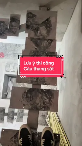 Bác thợ báo nghiệm thu cầu thang để bàn giao thì theo các bác cầu thang này nên nghiệm thu như thế nào ??? #xaynhatrongoi #thicongnoithat #caitaonha #meoxaynha #nhavavuon 