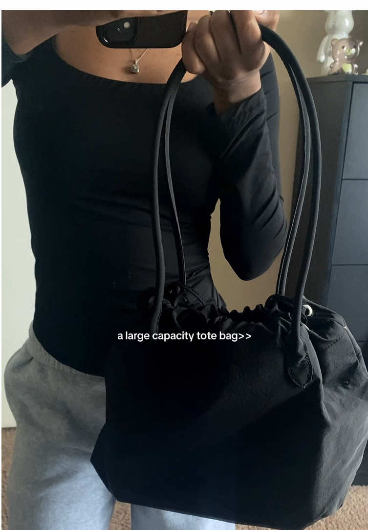 the tote bag that holds EVERYTHING✨ cute scrunch design & huge capacity! the cutest  everyday essential👜  #totebag #TikTokMadeMeBuyIt  #everydaybag #shoulderbag #tiktokshop 