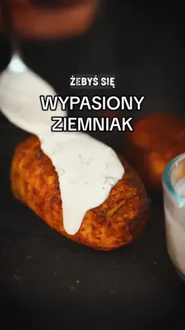 Mówiła żebyś się nie martwił o tego ziemniaka. #foxxgotuje #przepis #hasselback #nashville #ranch MIX PRZYPRAW: 2 łyżeczki papryki wędzonej 1,5 łyżeczki papryki słodkiej 1/2 łyżeczki cayenne (jeśli chcesz ostrzej, dodaj więcej, nawet 2 łyżeczki) 1 łyżeczka czosnku w proszku 1 łyżeczka cebuli w proszku (opcja) 3/4 łyżeczki soli (lub mniej) 1/2 łyżeczki cukru brązowego kilka łyżek oleju ze smażenia (gorącego) Suche składniki wymieszaj (opcjonalnie odsyp połowę do oddzielnej miseczki). Dodaj gorący olej i wymieszaj. Piecz w 200 stopniach (termoobieg) - 55-60 min, co 10 minut obracająć blachę o 180 stopni i smarując ziemniaki sosem. RANCH DRESSING: 1 łyżka posiekanego szczypiorku 1 łyżka posiekanej pietruszki 1 łyżka posiekanego koperku 3 łyżki majonezu 3 łyżki maślanki 3 łyżki kwaśna śmietana 2-3 łyżki soku z cytryny zest z cytryny Szczypiorek, pietruszkę i koperek drobno posiekaj i wrzuć do miski. Następnie w równych proporcjach dodaj majonez, maślankę i kwaśną śmietanę. Jeśli chcesz, by sos był nieco gęstszy, ale zachował swój “świeży” charakter, możesz dodać więcej śmietany. Na koniec zetrzyj zest z cytryny i wyciśnij trochę soku. Zamieszaj. Opcjonalnie dla wzmocnienia smaku – szczypta soli.