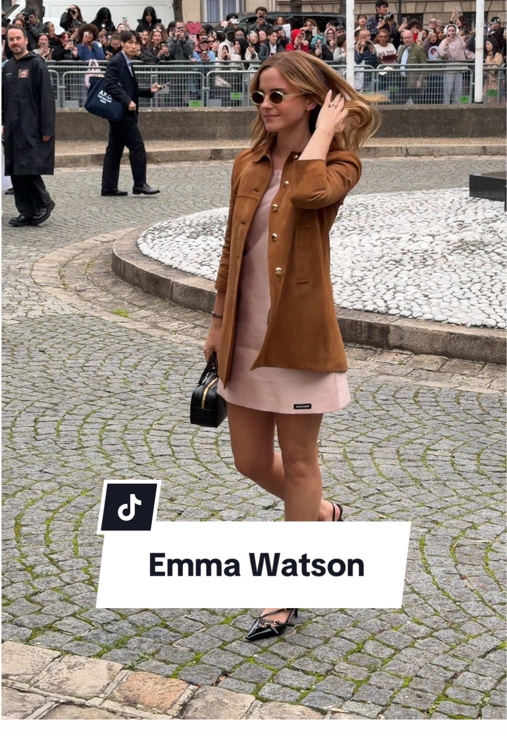 #emmawatson at the @Miu Miu Spring/Summer 2026 Show during #parisfashionweek. #voguegermany #hermionegranger #pfw (Video: @enzoply)
