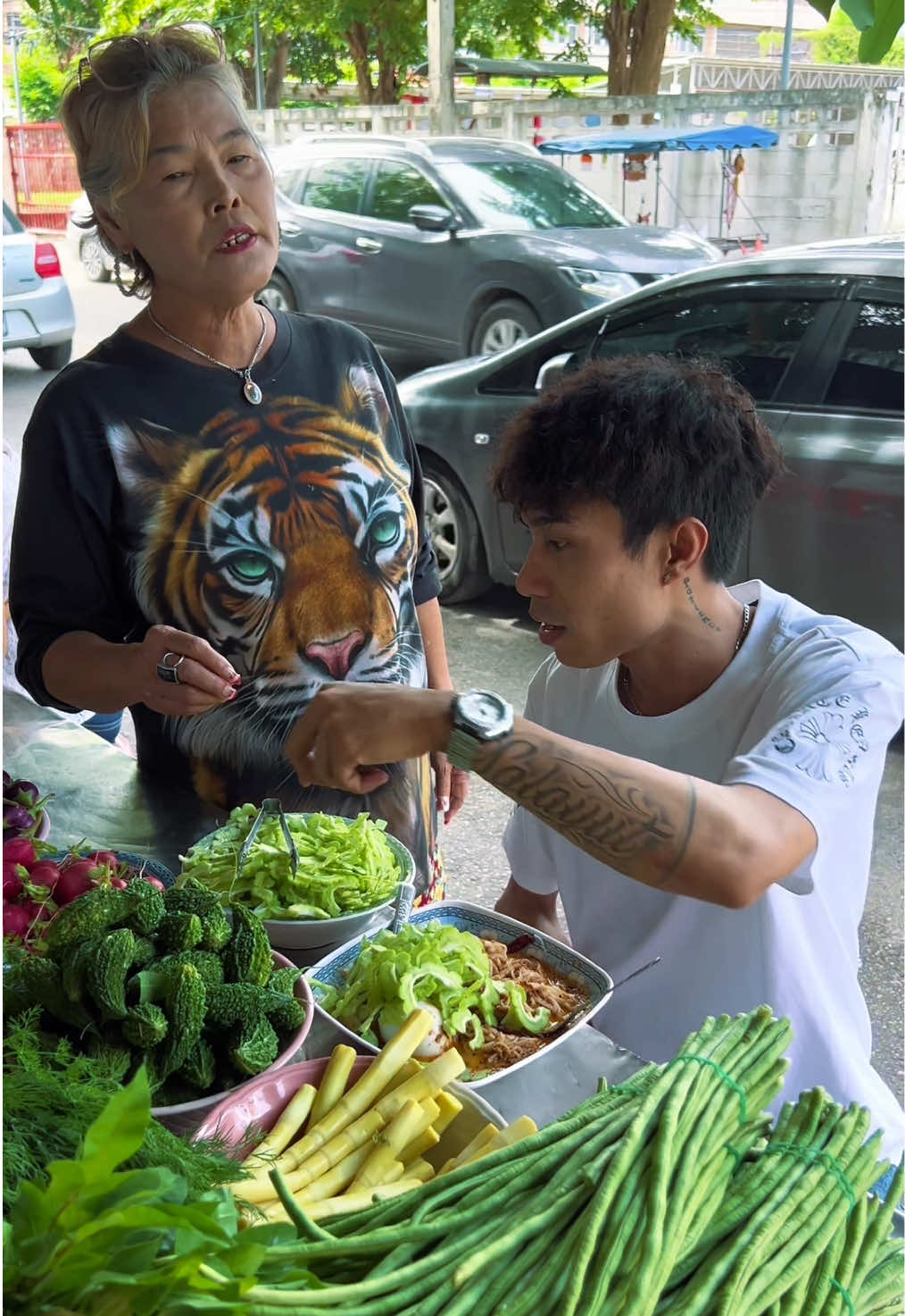 ลุยกินผักป้าติ๊กจะกินได้กี่อย่างเนี่ยเยอะเกิน #โอ๋มะระซิ่ง🥬🥒 #ราชบุรี 