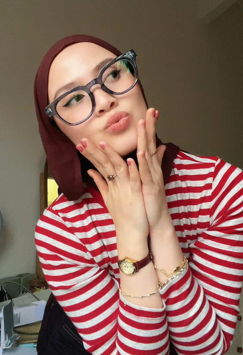 Ga tau knapa, baju belang-belang itu selalu bikin kece sihhh