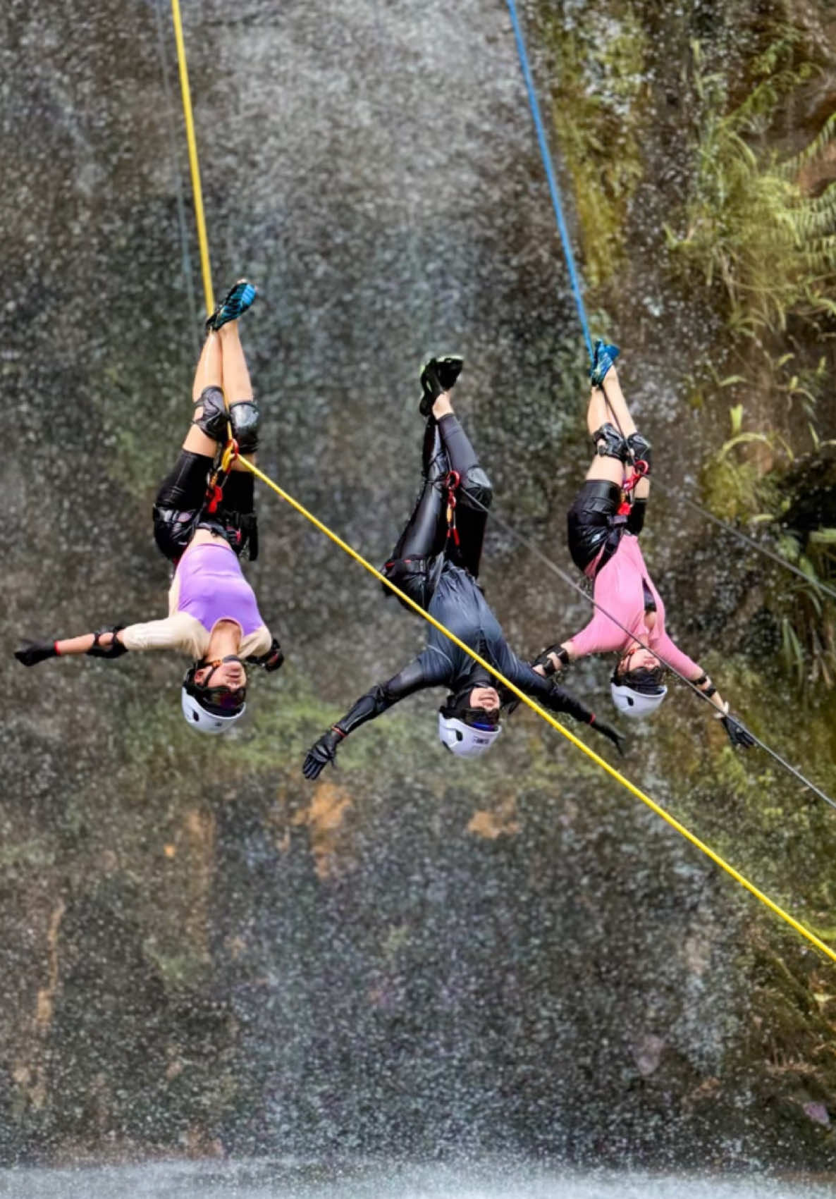 Bertiga Dulu With Bestie ya , Berdua Sama Kamunya Nanti Aja😜 #canyoningbogor #canyoneeringbogor #canyoningcurugbungsu #canyoningcurugtebing #canyoningcurugciampea 