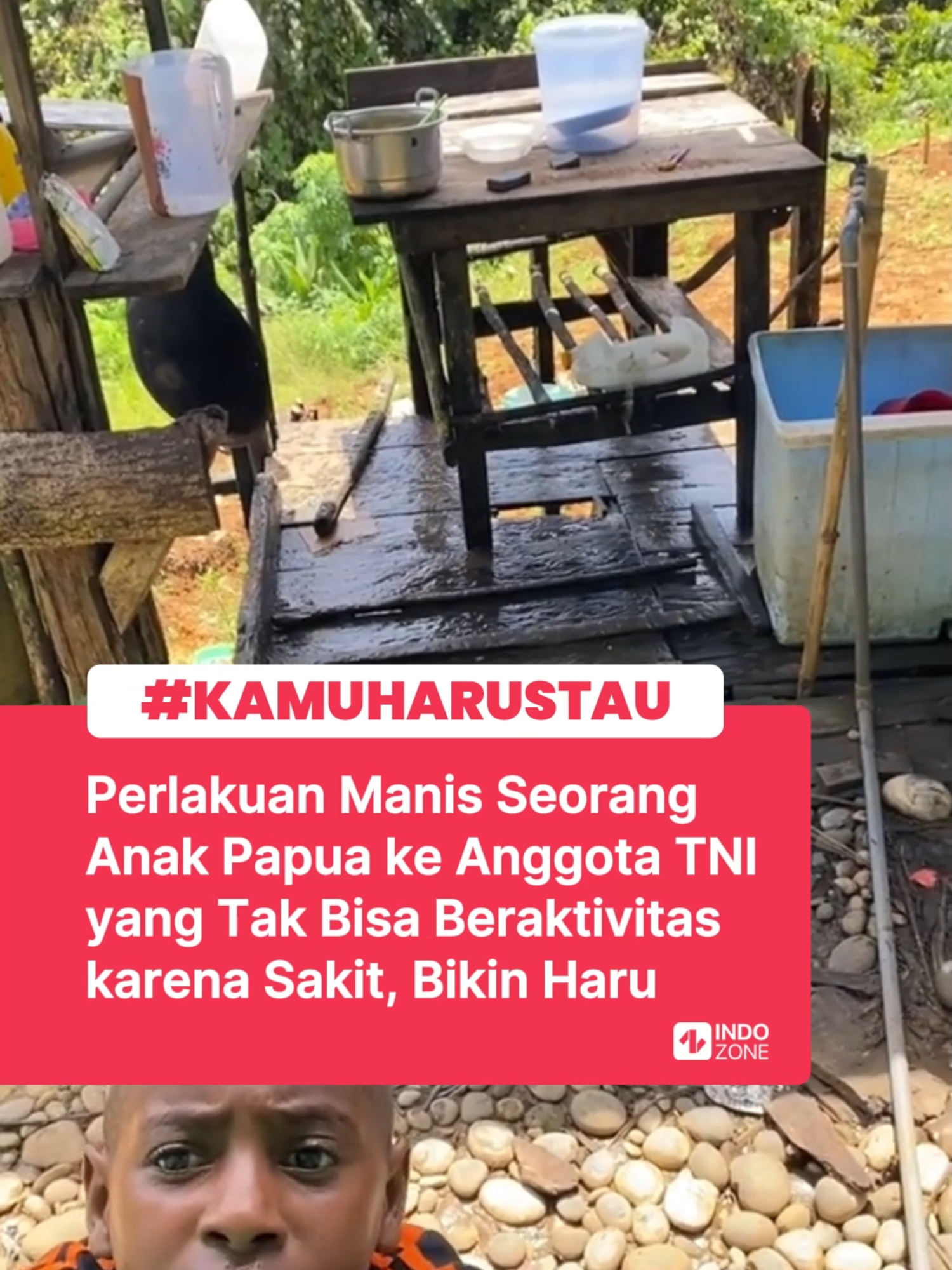 Seorang anggota TNI yang tengah menjalankan tugasnya di wilayah Papua merekam sebuah momen menyentuh ketika dirinya dikunjungi oleh seorang anak setempat. Saat itu, sang prajurit sedang dalam kondisi kurang sehat, sehingga tidak tampak beraktivitas seperti biasanya. Rupanya, ketidakhadiran sang TNI itu membuat sang anak merasa khawatir, karena ia terbiasa melihat 
