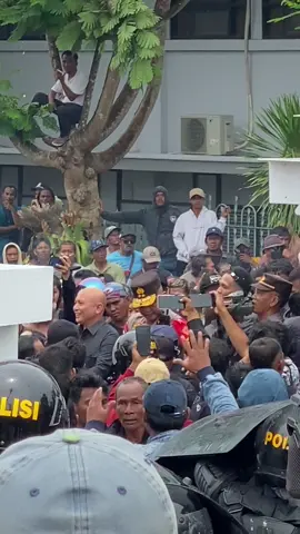 Kapolda Bangka belitung Irjen Pol Drs. Hendro Pandowo M.Si ikut menenangkan masa aksi yg sempat memanas dan masa aksi pun senang dengan kehadiran beliau. #polriuntukindonesia #babel #padahariini 