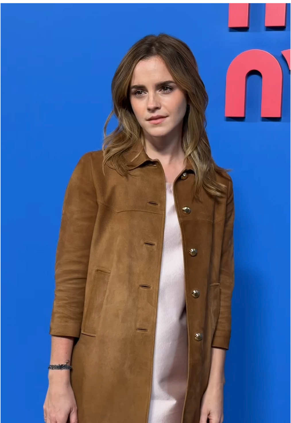 Spotted: #EmmaWatson bei der #MiuMiu Show in Paris. 👀 #PFW #ParisFashionWeek #hermionegranger 