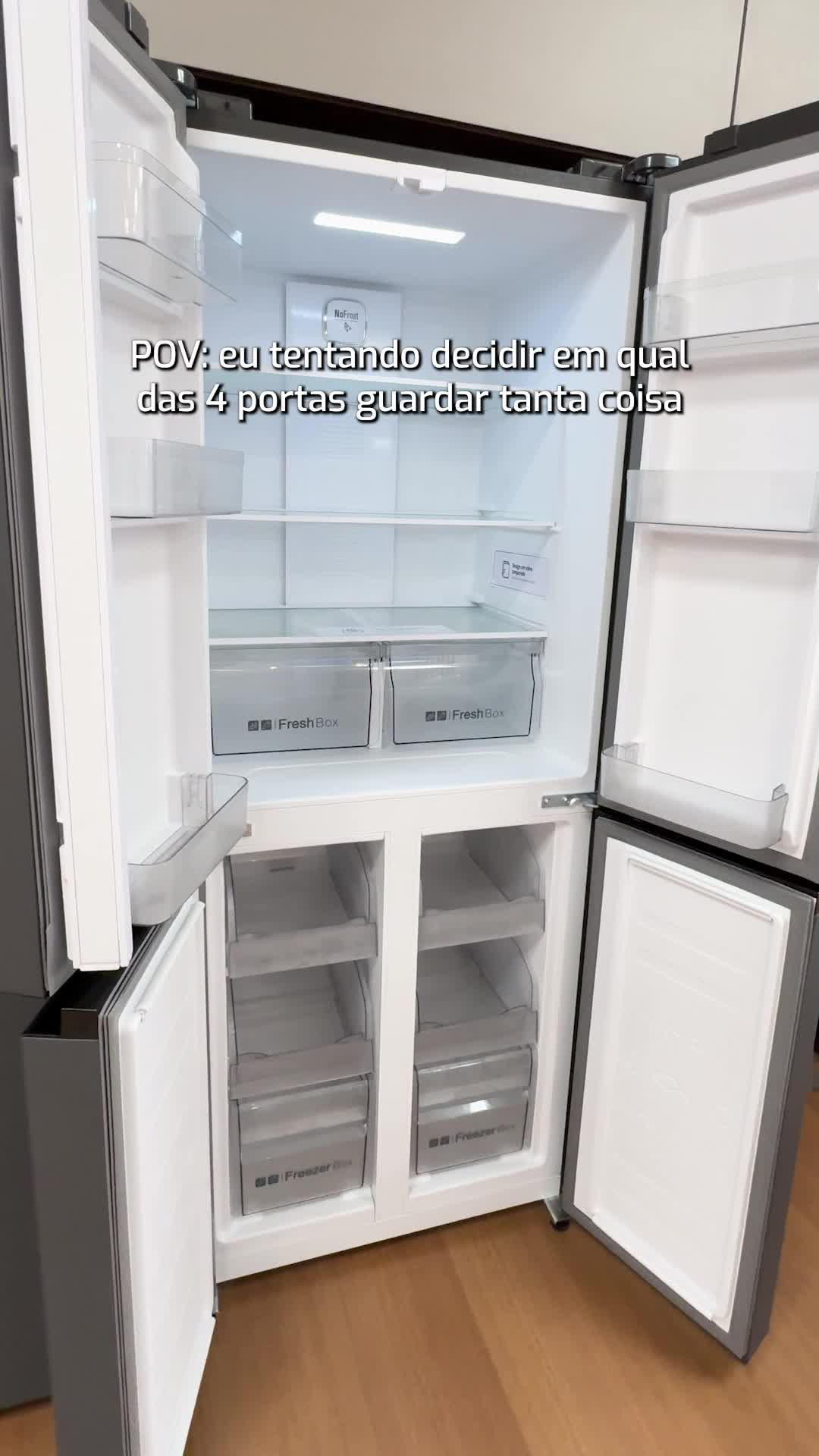 que dilema gostoso: eu tentando decidir em qual das 4 portas guardar tanta coisa — e a multidoor só respondendo “cabe tudo e fica organizado”. 💁‍♀️🧊 Praticidade, espaço e frescor em cada abertura. Bora levar a sua? #GeladeiraMultidoor #4Portas #Organização #CabeTudo #CozinhaPrática #HQEletro