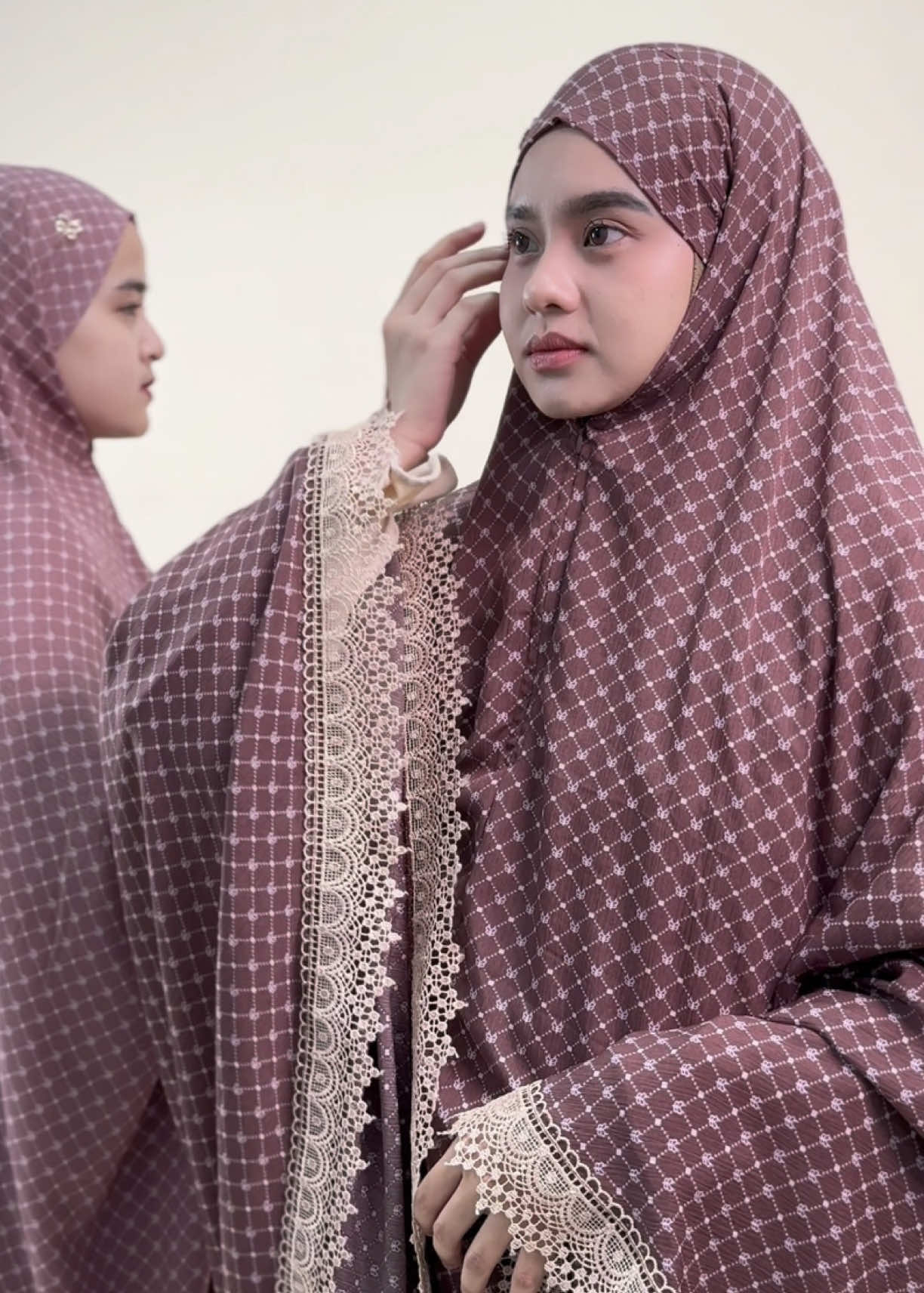 Anggun, lembut, dan menenangkan hati — it’s Zemira Prayer Set 🤍 Kalau boleh milih, yooya tim warna calm atau warna elegan untuk mukena? ✨ #yoorasarah #zemira #prayerset 