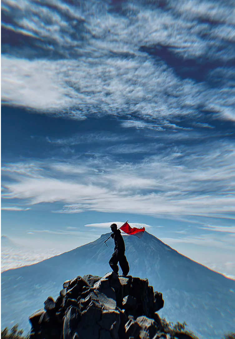 Gn.sumbing gagah wakk🗿 #sindoro #sindoroviakledung #watutatahsindoro #capcut #jj 