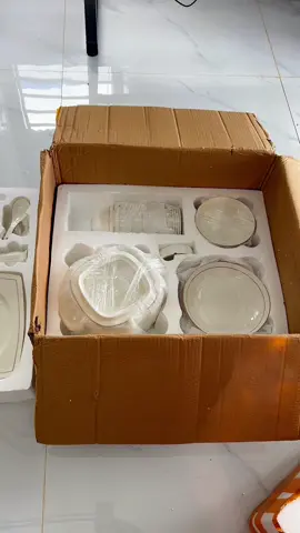 Bộ chén sứ xương 60 món viền vàng vi sóng cao cấp xứ xương Trung Hoa cực kì sang trọng cao cấp và quý phái ạ! Bộ này dùng được cho 10 người ăn ạ, xứ xương cao cấp này men rất bóng rất sáng láng mịn và âm thanh cực kì trong và hay ạ