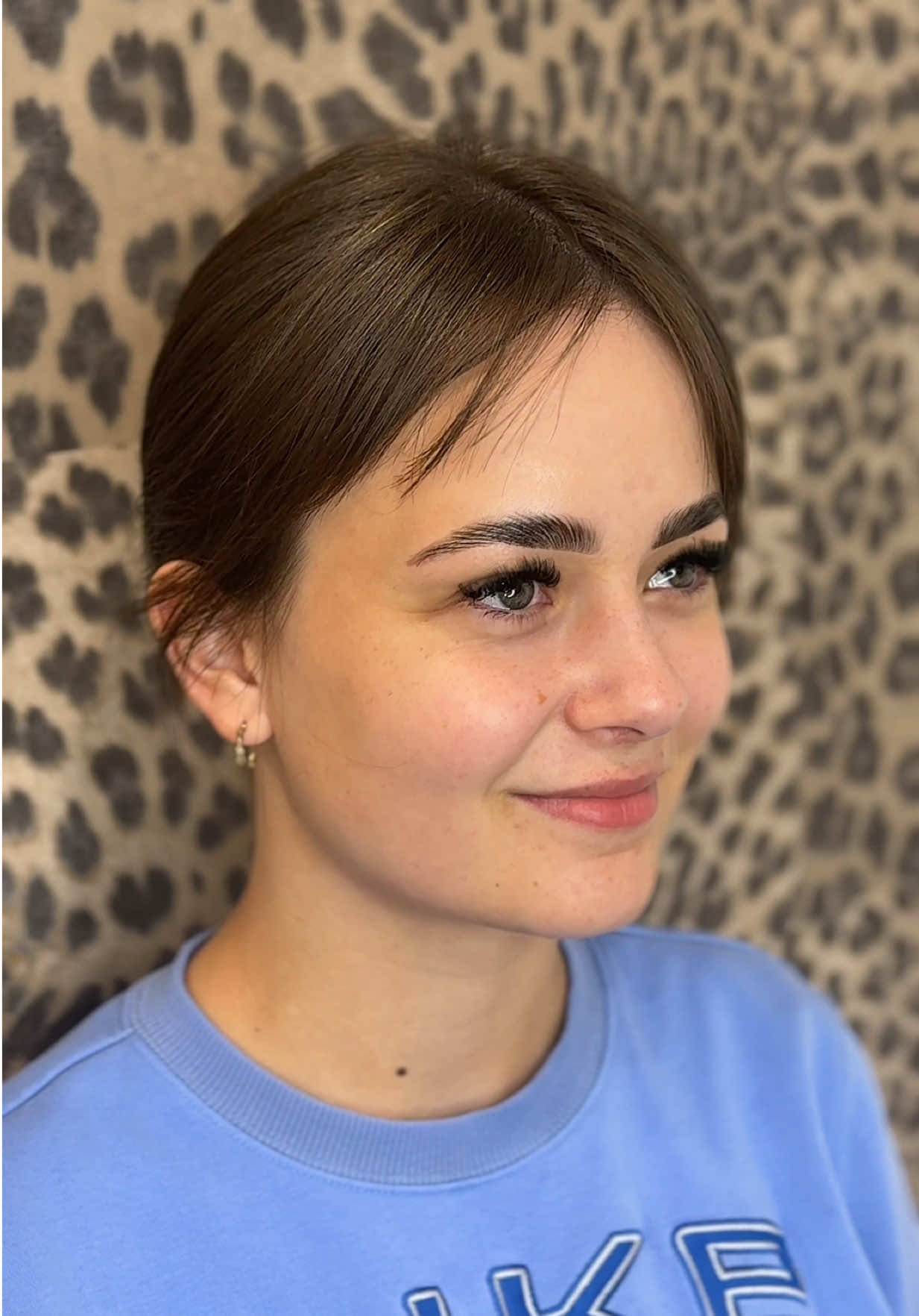 Nichts verändert dein Gesicht so subtil und schön wie perfekt geformte Brauen. Step by step zum Soft Brow – mit Liebe zum Detail und Blick fürs Ganze. ✨ #dbeauty #browlifting #browlove“