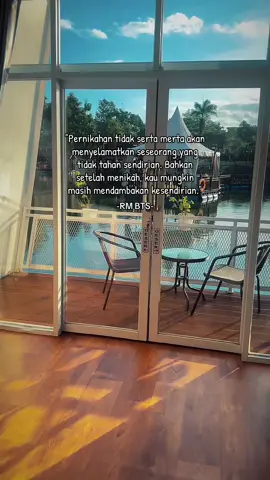 Namjoon bilang”Tidak ada jawaban yang benar atau salah,hal yang penting adalah jalani hidupmu dengan cara mu”.🥹🥹 #rmbts #weverselive #quotes #fyp 