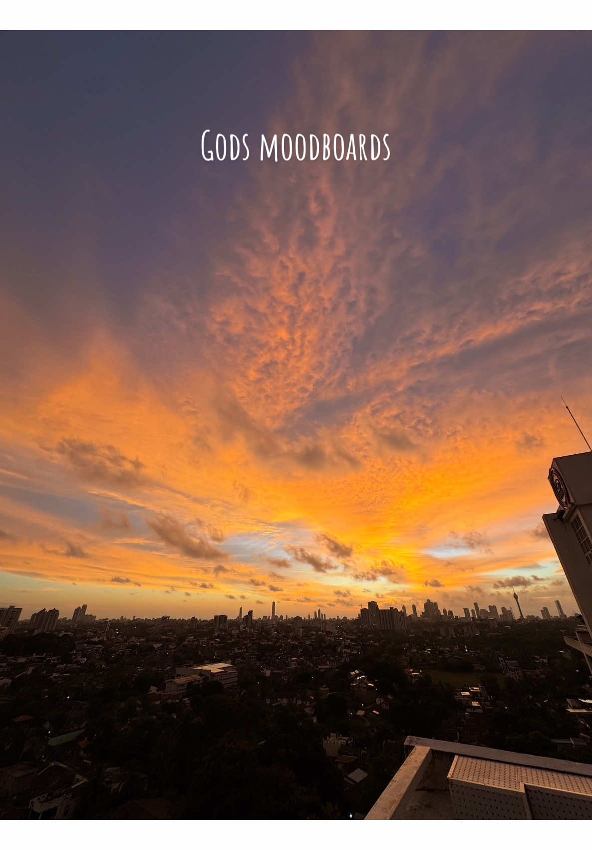 God’s moodboards #sunsetsofcolombo #chasingdusks #sunsetvideography #makingmemories #issaandhislens 