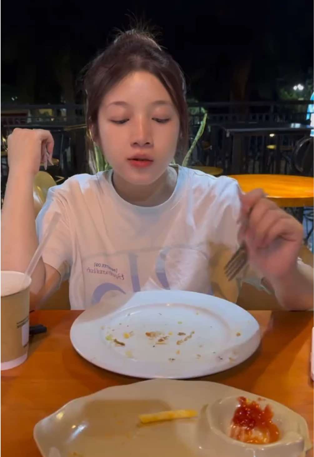 Cô ấy no rồi nhưng vẫn cố gắng ăn hộ tôi 