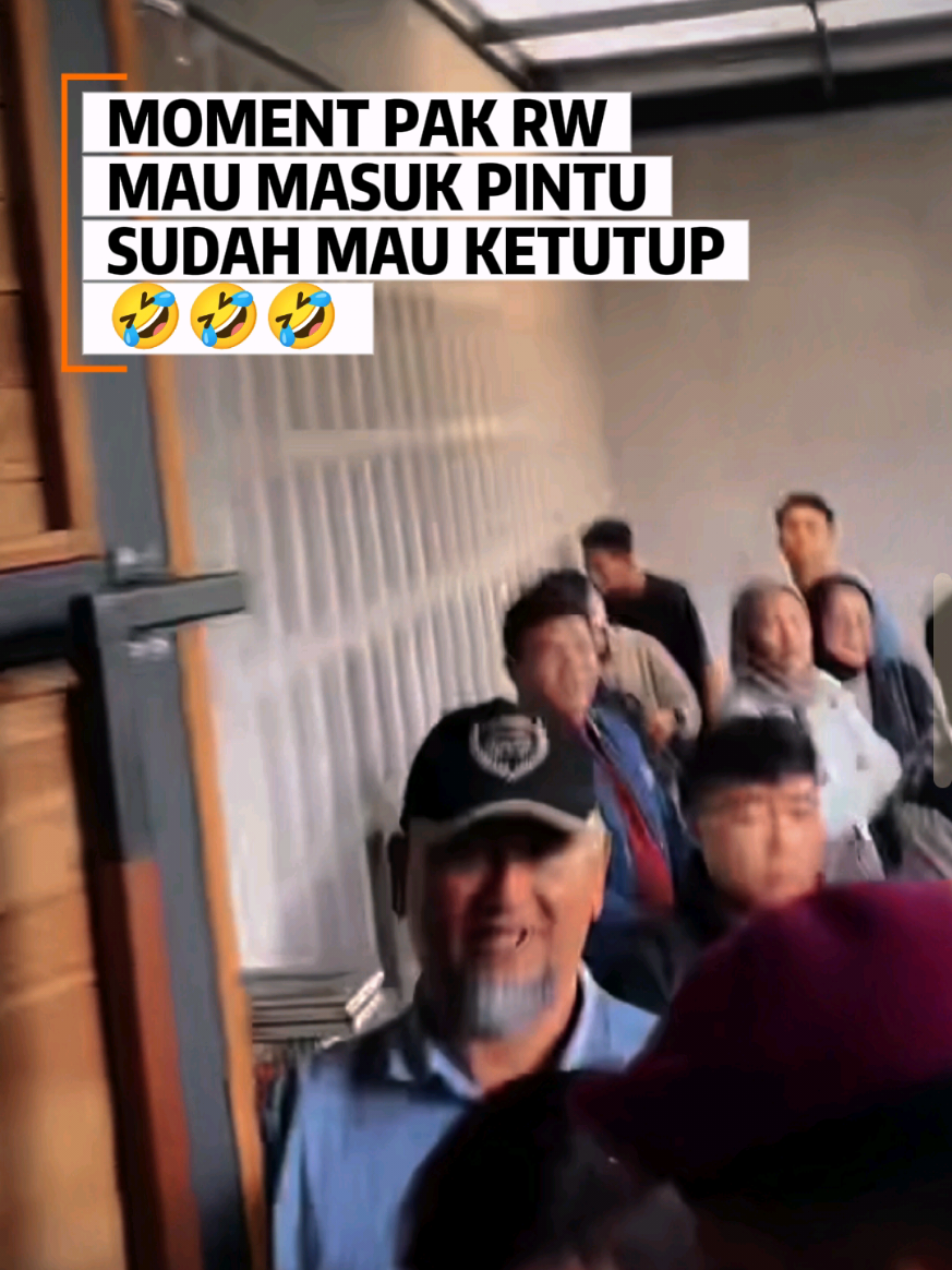 Moment Pak RW mau masuk pintu rumah udah mau ketutup🤣 #CapCut #yaimim #kdm #sahara #ab♂️ @MIM & ROSE @dedimulyadiofftcial 