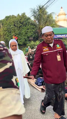 Momen ketika rombongan abuya enoh adik kandung abuya uci turtusi lewat untuk ke podium diacara haul tuan syekh abdul qodir ke 67  #haultuansyehabdulqodir #haulcilongok #cilongok #haulakbar #abuyauciturtusi 