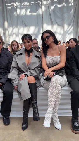 First-Row-Doppelpack aus dem Hause Kardashian-Jenner bei der Maison Margiela Show in Paris #GQGermany #KimKardashian #KylieJenner