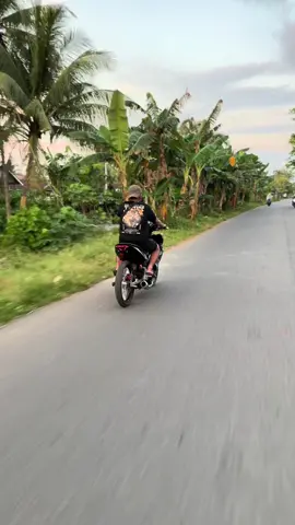 kenapa kalau motor di pakai temen tambah ganteng ? 🤩#mxking150 #fypシ゚ #mxsolostyle #4u #mxprostreet 