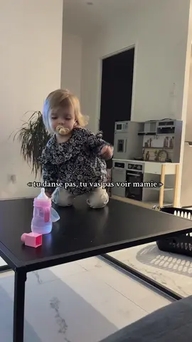 « tu danse pas, tu vas pas voir mamie » 🤣 Elle a vraiment pris les choses à cœur, elle en est même montée sur la table pour être sure d’aller voir mamie 🥹🥲 #maman #mamantiktoku #bebe #bebedrole #trend 