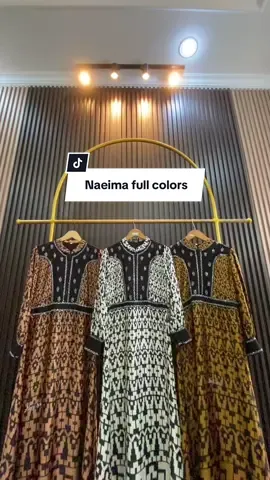 ✨ Naeima Dress ✨ Elegan dalam setiap langkah, anggun dalam setiap detail 💫 Terbuat dari kombinasi Rayna Yoryu mix Velvet Silk yang lembut dan jatuh sempurna, menghadirkan look yang mewah sekaligus nyaman dipakai seharian 🤍✨ 🌿 Busui & Wudhu Friendly — tetap praktis tanpa mengurangi kesan elegan. 🌸 Tersedia dalam warna: Broken White, Brown, dan Gold — tiga pilihan warna yang timeless dan classy. ✨ Saatnya tampil anggun dengan Naeima Dress, karena setiap momen spesial pantas dirayakan dengan keindahan. ✨ #nazwaabaya #gamis #fashionnewarrivals #mewah #fyp 