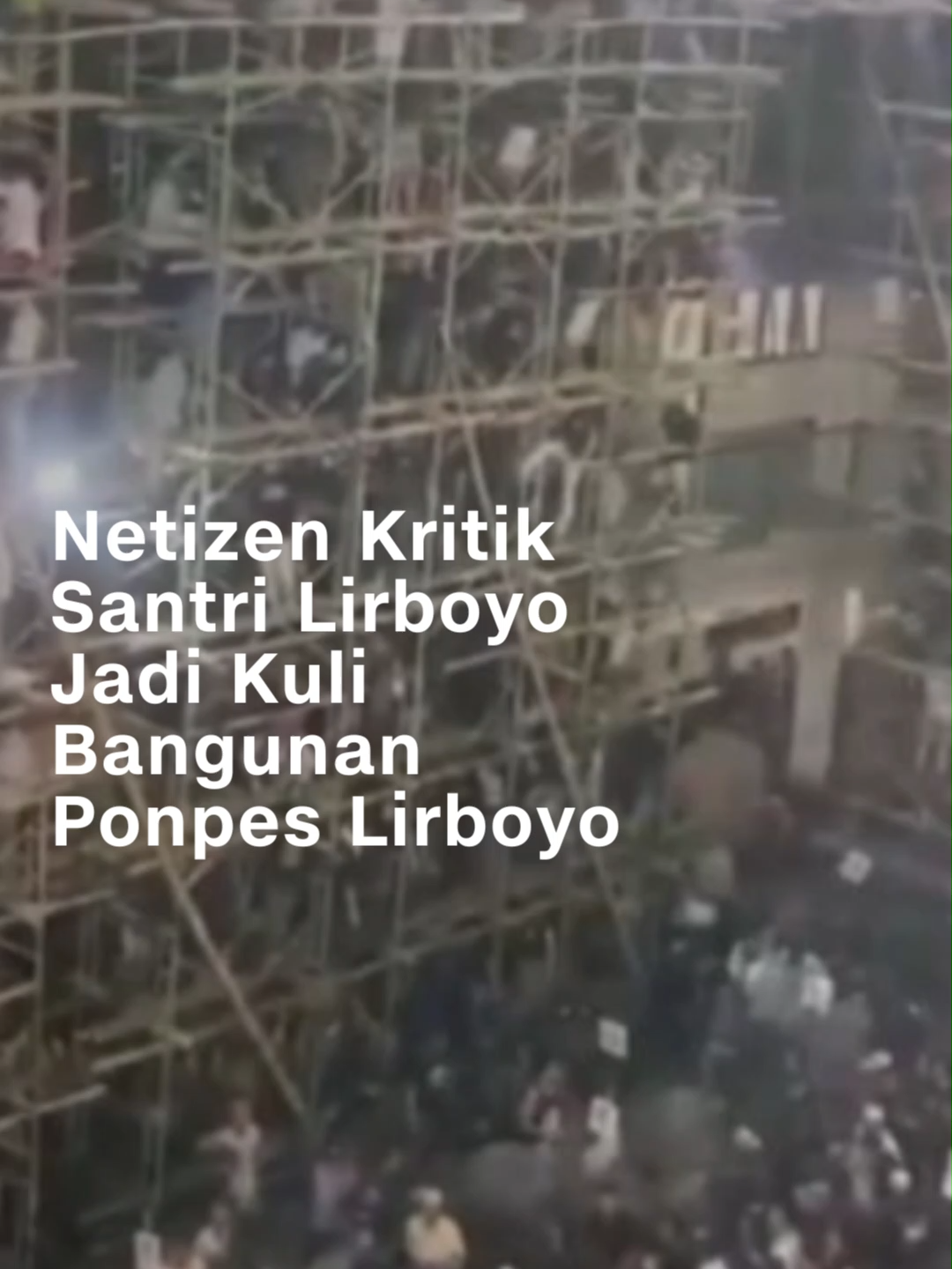Viral di media sosial ratusan santri di Pondok Pesantren Lirboyo Kota Kediri, Jawa Timur kerja bakti dalam proses pengecoran gedung berlantai empat di pondok pesantren tersebut. Hal ini memicu kritik dari netizen. Namun, pengasuh pondok pesantren berdalih pengerjaan pengecoran ini dilakukan dengan melibatkan ahli yang mempunyai kemampuan. Para santri hanya membantu, seperti kuli. #cnnindonesia #cnnindonesiacom #pesantren #lirboyo