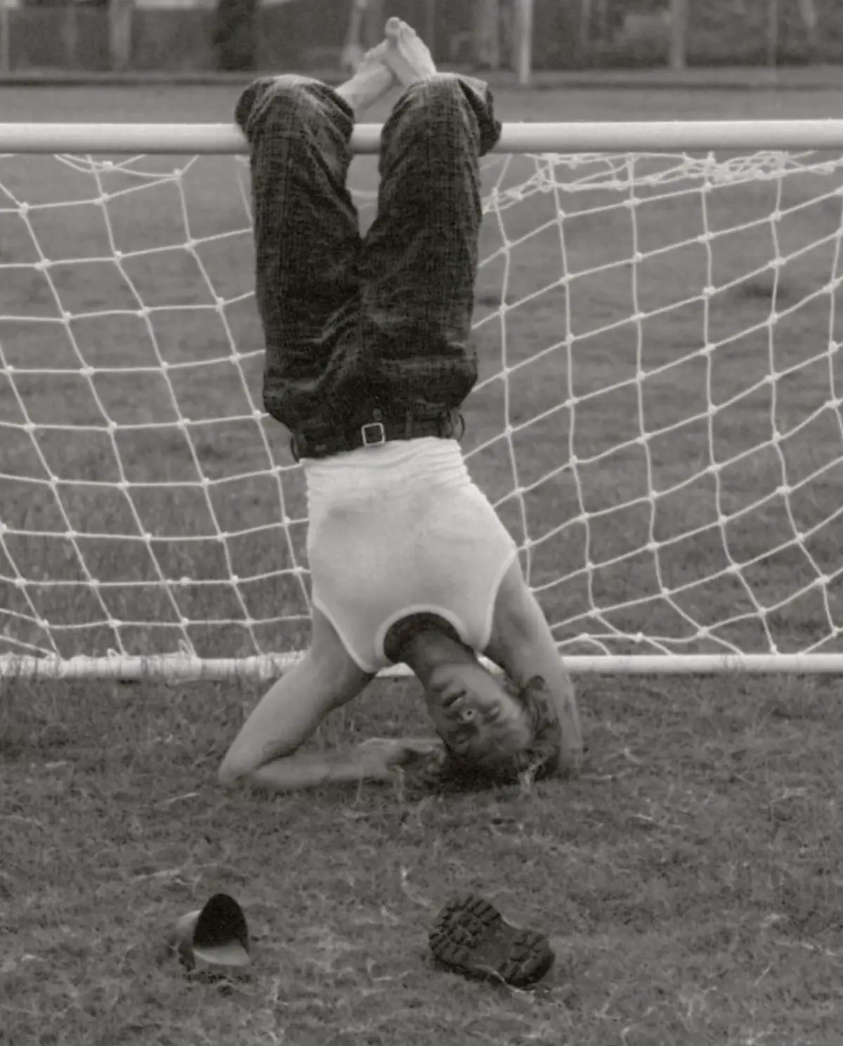 أود أن أتحدث عما حدث دون أن أذكر كم هو مؤلم. لابد من طريقةٍ ما، لأعتني بالجراح دون أن أفتحها، لأسمي الألم دون أن أدعوه مرةً أخرى داخلي.  ⁃ لارا ماثيس #fyp #foryoupage #fypシ゚ 