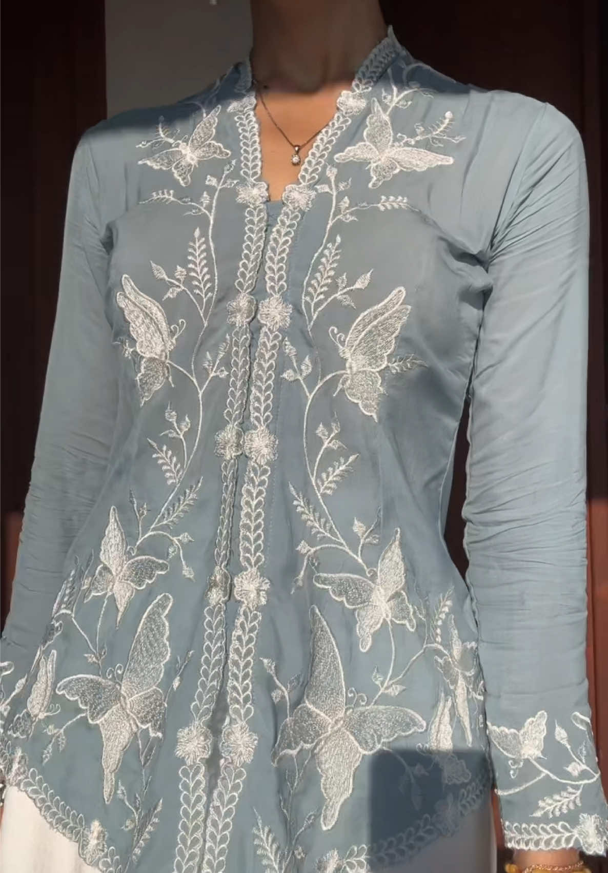Cuaca panas begini kalau pakai yang bahan katun terus bisa di styling jadi outer juga emang paling best sih ;). #kebaya #kebayaencim #kebayabordir #kebayaencimbordir 