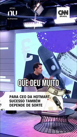 “Todo empreendedor que deu muito certo teve um pouco de sorte.” Foi assim que JP Resende resumiu um dos momentos mais marcantes da história da Hotmart. Em conversa com @Phelipe Siani | PH no #nolucrocnn , ele contou que a sorte veio quando o Buscapé lançou a primeira grande competição de startups no Brasil e a Hotmart venceu, levando para casa o prêmio de R$1 milhão, ajudando a manter a empresa viva. Hoje, a Hotmart é uma referência, mas todo caminho tem seus desafios e um pouco de sorte. Vem assistir ao episódio completo no YouTube da CNN Pop. Link na bio! #Hotmart #Empreendedorismo #Startup #CNNBrasil