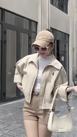 Outfit thì xịn, áo thì xinh Chụp đại tấm hình cũng lên luôn khí chất 🤩#aokhoac #aokhoacnu #aochongnang #thoitrang #xuhuong 