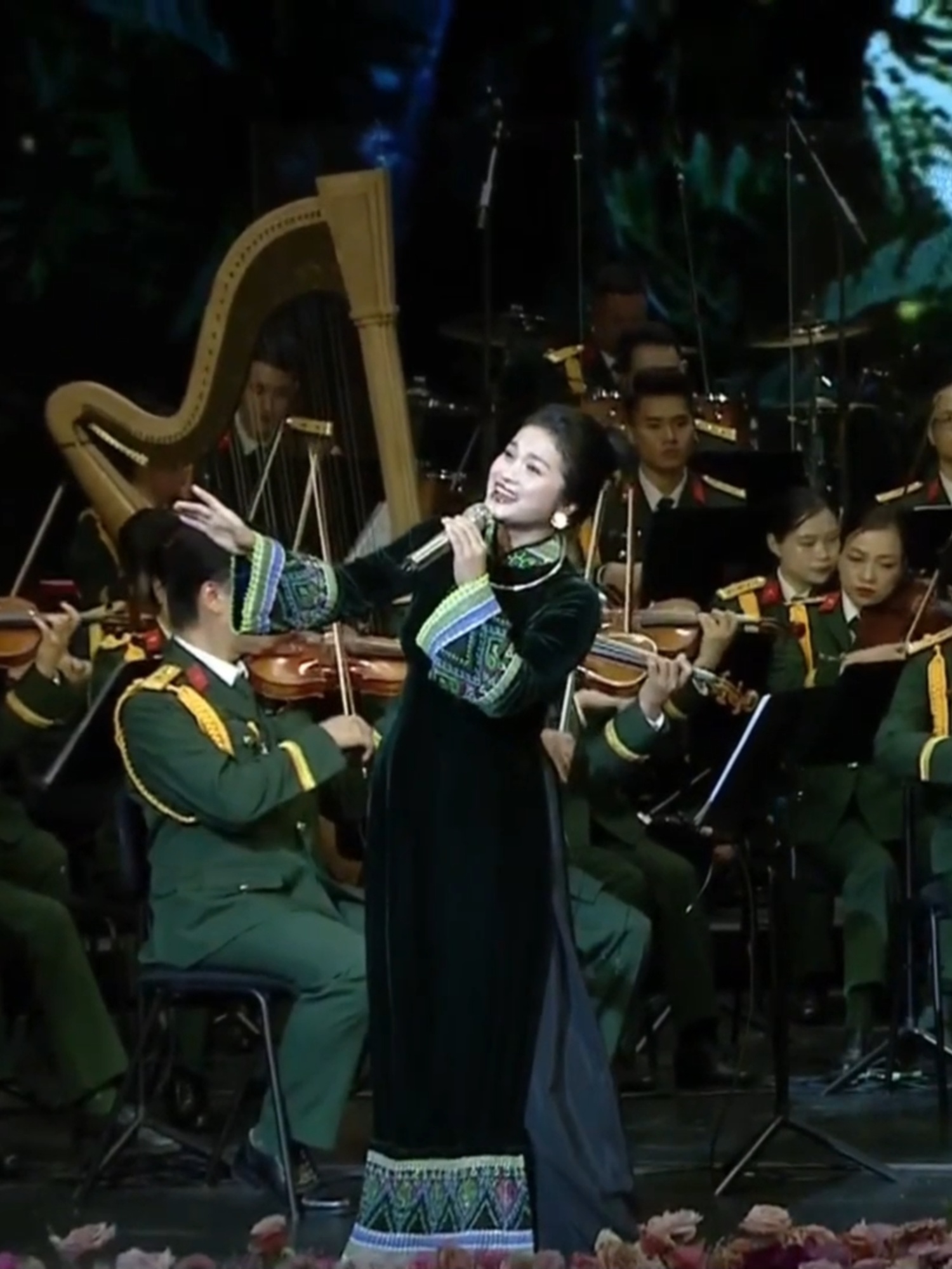 TIẾNG HÁT GIỮA RỪNG PÁC BÓ Nhạc và lời: Nguyễn Tài Tuệ Phối khí: NS Vũ Quang Trung Biểu diễn: Đỗ Tố Hoa - MSO Dàn nhạc Giao hưởng Quân đội Chỉ huy dàn nhạc: Đại tá, NSND Nguyễn Xuân Bắc #dannhacgiaohuongquandoi #MSO #dannhacgiaohuong #dannhac #giaohuong #quandoi #quandoinhandanvietnam #giaohuongthinhphong #nhacgiaohuong #nhacthinhphong #thinhphongcachmang #nhactienchien #nhacdo #baicakhongquen #baicadicungnamthang #nhachoabathu #thinhphongcodien #nhaccodien #bodoicuho #bodoi #fyp #foryou #foryoupage #fypシ゚ #xuhuong #xuhuongtiktok #toptrending #trending #dhvhntquandoi #vancongquandoi #hoabinhdeplam