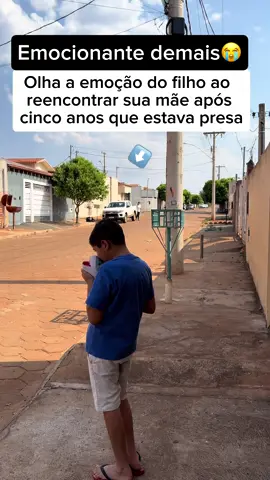 Olha emoção do filho encontrei sua mãe após cinco anos que ela estava presa#fy #viral #CrescendoNoTikTok 