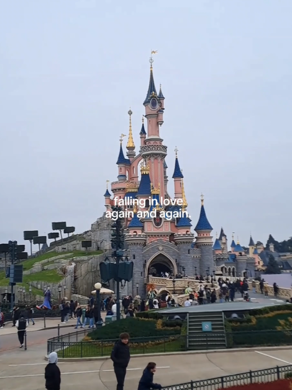 a little late for this trend but I'll always be a disney girl 🏰🌸✨️🐭 #disneylandparis #disneyland 