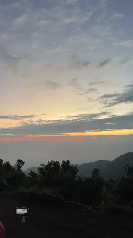 Sunrise Papandayan secakep itu #papandayan #twapapandayan #cisurupangarut #sunrise #fyp #pendaki #mountain #nature #fyppppppppppppppppppppppp 