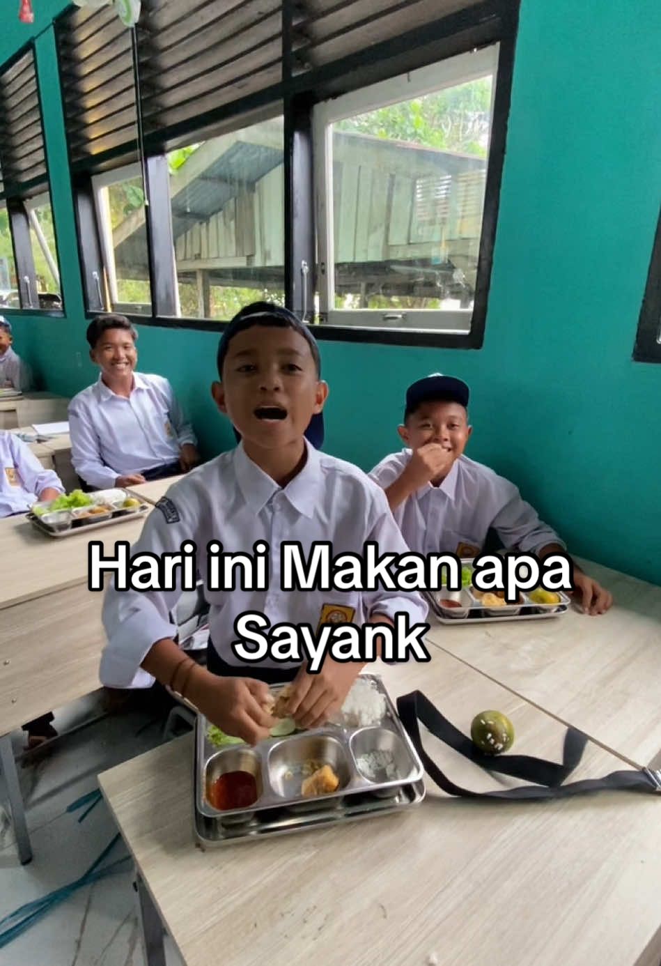 Ikan hiu melayang layang, jangan lupa makan sayangggg... #funvideo  #mbg  #sekolah 