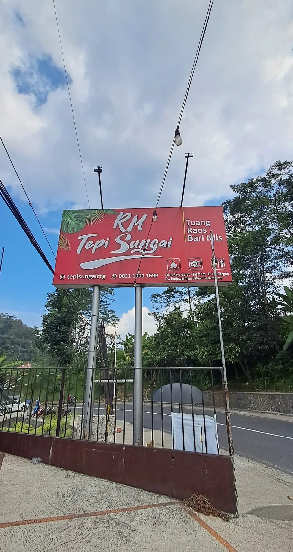 📍MX72+H7G, Tenjowaringin, Kec. Salawu, Kabupaten Tasikmalaya, Jawa Barat 46471 #rmtepisungaigarut #jajanangarut #jajananviral #trending #fyp  @rmtepisungaictg 
