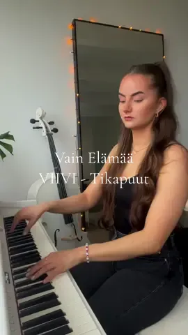@VIIVI - Tikapuut 🧡  (@Jonnatervomaa päivä!!)  Jos teil on toiveita mitä Vain Elämää biisejä haluutte kuulla niin kommentoikaa!! #piano #vainelämää #viivi #viivilrockyou  #vainelämää2025 