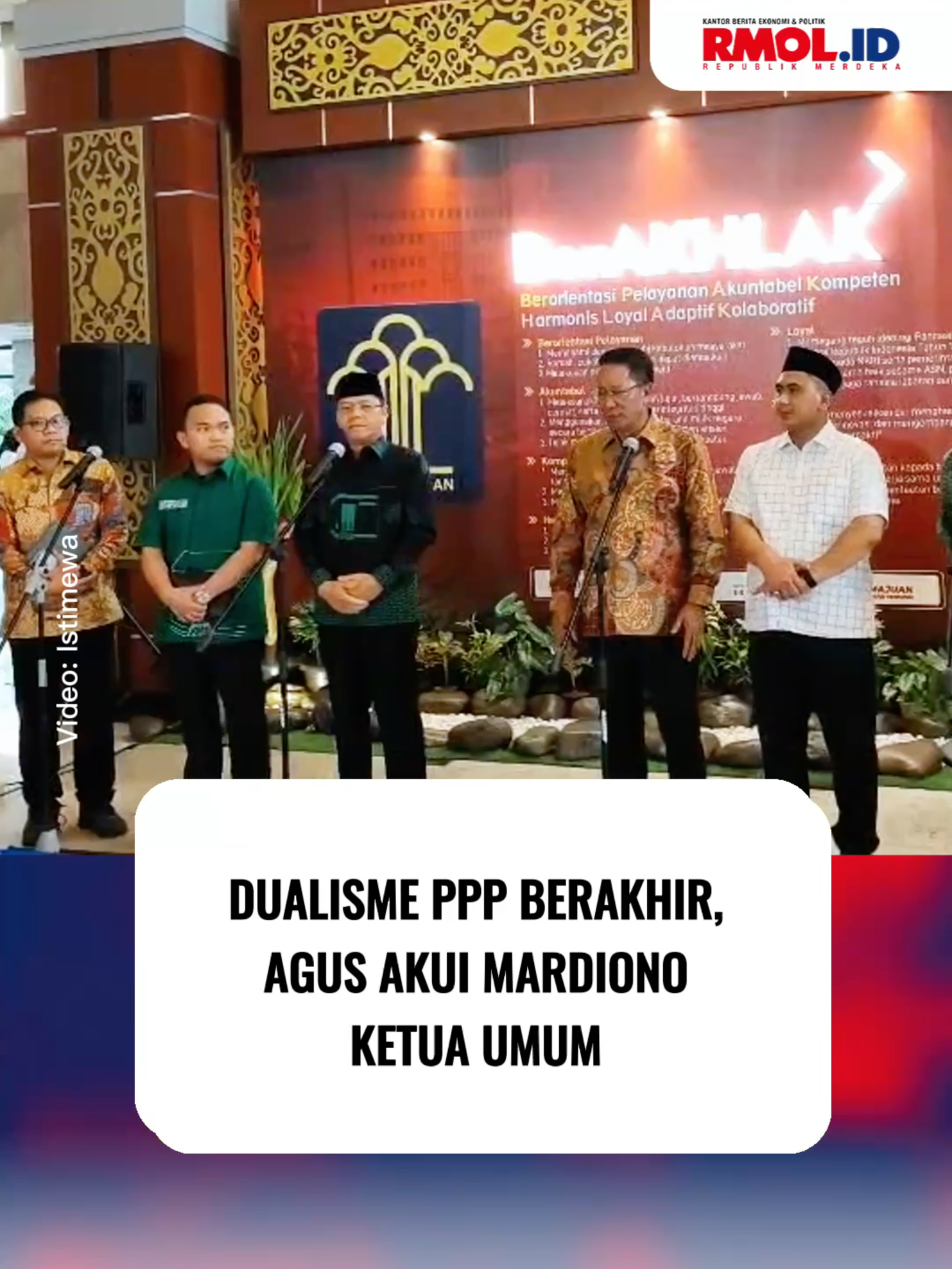 Dualisme PPP Berakhir, Agus Akui Mardiono Ketua Umum Kementerian Hukum menegaskan tidak ada lagi dualisme kepemimpinan di PPP, pasca Muktamar X di Ancol, Jakarta Utara. Menteri Hukum Supratman Andi Agtas menyatakan SK terbaru sudah diteken, menetapkan Muhamad Mardiono sebagai Ketua Umum PPP periode 2025–2030. “SK baru sudah keluar. Ini adalah rekonsiliasi,” kata Supratman dalam jumpa pers di Jakarta, Senin, 6 Oktober 2025. Agus Suparmanto yang sebelumnya mengklaim kepemimpinan partai, secara terbuka mengakui Mardiono sebagai ketua umum. Ia juga menyampaikan terima kasih karena rekonsiliasi bisa terwujud. Supratman berharap PPP bisa segera menyelesaikan konsolidasi hingga ke akar rumput usai berakhirnya dualisme kepemimpinan. Mau berita langsung dikirim ke WA kamu? follow Whatsapp Channel RMOL.id atau ketik di browsermu bit.ly/RMOLWhatsappChannel #rmol #rmolid #republikmerdeka #republikmerdekaonline #ppp #mardiono