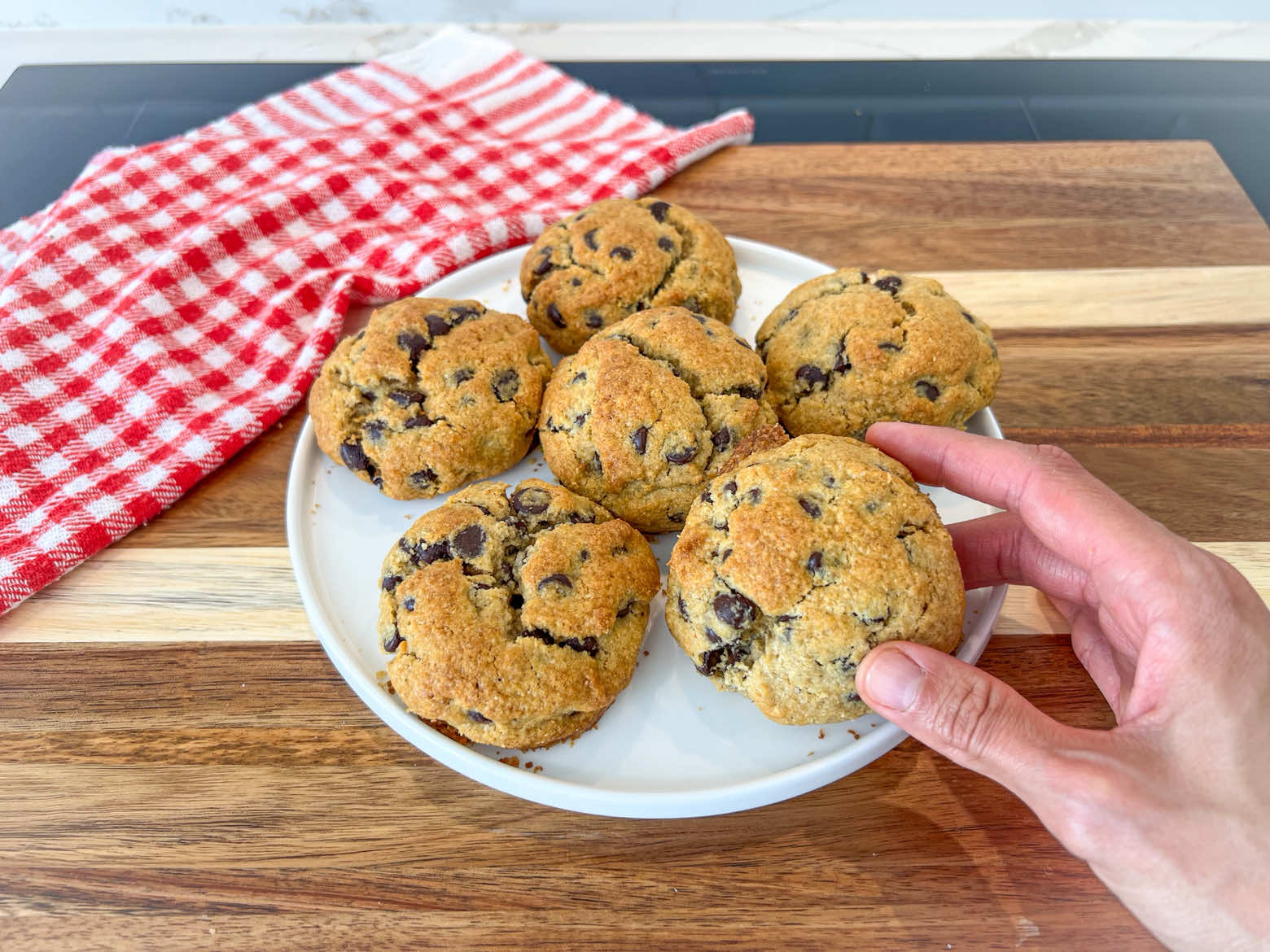 Galletas con chips de chocolate estilo New York 🍪 Sin azúcar • Sin gluten  Tips para que te salgan perfectas:  - Congela las bolas de masa al menos 12 horas antes de hornear tus galletas. Esto hará que se potencie el sabor de las galletas.  - Llévalas al horno ya congeladas. Esto hará que las galletas mantengan su forma y queden gorditas.  - Precalienta tu horno antes de hornear. Jamás metas las galletas en un horno frío.  - Usa doble bandeja al momento de hornear (una encima de la otra). Esto permitirá que la base de las galletas no se queme.  Conoce estos tips tus cookies estilo NY quedarán de lujo 👌🏼🤩  La receta de las galletas la tienes en mi canal de YouTube (link en mi biografía)  #galletascaseras #galletas #saludables #nycookies #chocolatechipcookies  