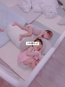 お昼寝から目覚めてゴロゴロタイム⏰全然動けるけど、ご飯待ち🍚ご飯できたよーって言ったら飛び起きる食いしん坊達☺️ #三つ子 #三つ子のいる生活 #仲良し兄妹 #一歳半 