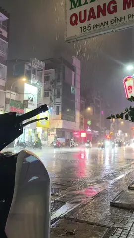 Trung Thu 1 mình còn bị mắc mưa ☔☔☔☔☔