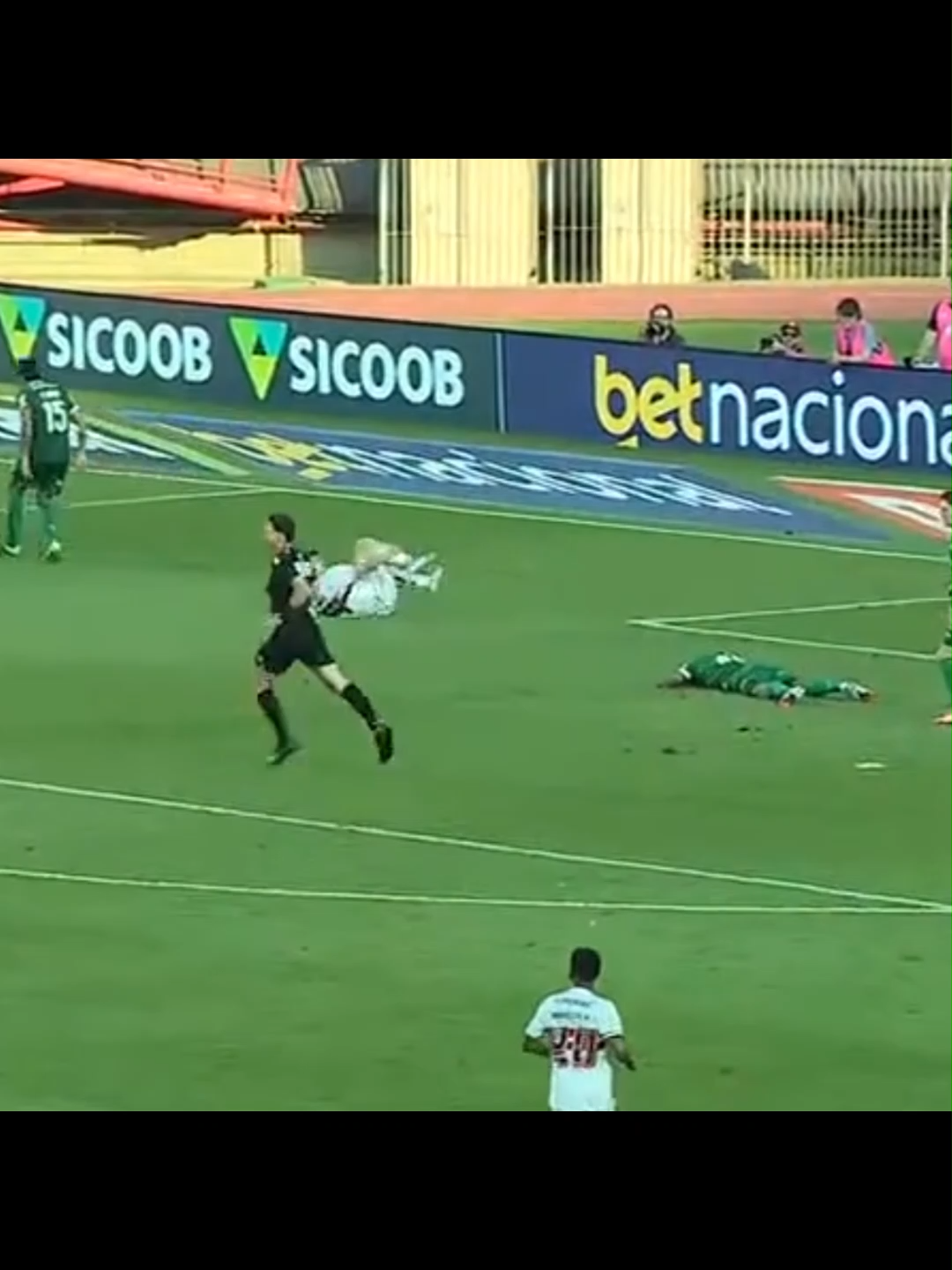 PÊNALTI OU NÃO? Assista ao lance mais polêmico de São Paulo x Palmeiras