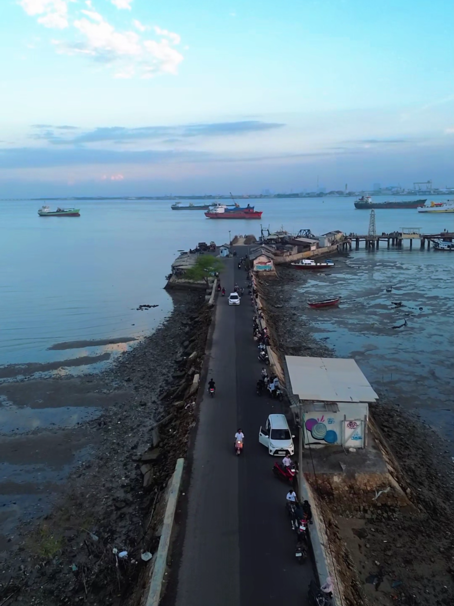 Adakah kenangan di tempat ini? @dhims2.3 @sn.izza @aliiifhaikal #peltim #peltimkamal #pelabuhantimur#pelabuhantimurkamal#pelabuhan #pelabuhankamal #pelabuhankamalmadura #pelabuhankamalbangkalan #kenangan #kenanganterindah #kenanganhanyauntukmu #kenanganbersamamu #kenanganbersamanya #sad #sadstory #sadvibes #sadmadura #vibes #vibesmadura #anakutm#mahasiswautm#vibessore #sinematik #drone #fyp