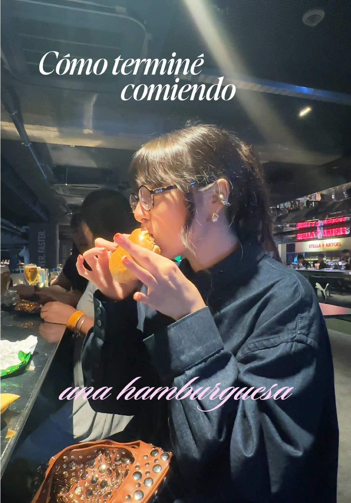 Cómo terminé comiendo una hamburguesa y viendo un show en el VIP del Movistar Arena 🥳 gracias @Dove Beauty & Personal Care 🩷 #DoveAllBodyDeo #ParaTodasTusCurvas #DesodorantesCorporales #OlorCorporal #CapCut 