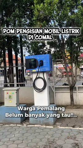 Pemalang – Di kawasan Comal, sebuah fasilitas pengisian kendaraan listrik umum (SPKLU) telah hadir di area depan Kantor Pos Comal, sekitaran lampu merah Blandong.  SPKLU (Stasiun Pengisian Kendaraan Listrik Umum) adalah stasiun publik yang menyediakan infrastruktur pengisian daya kendaraan listrik—baik untuk mobil maupun jenis kendaraan listrik lainnya. SPKLU biasanya dilengkapi konektor AC dan DC, sistem pengaturan daya, dan sistem pembayaran digital agar pengguna dapat mengisi baterai kendaraan listrik mereka dengan aman dan nyaman. Untuk mendukung pengembangan kendaraan listrik di Indonesia, merek otomotif seperti VinFast juga turut aktif mengembangkan jaringan pengisian listrik melalui entitasnya (misalnya V-Green), dengan rencana distribusi titik charging eksklusif di berbagai kota guna mendukung kenyamanan pengguna EV. Keberadaan SPKLU di kawasan Comal, khususnya di depan Kantor Pos Comal, menjadi langkah penting bagi pemenuhan ekosistem kendaraan listrik di jalur arteri non-tol. Namun, agar fasilitas ini diterima luas oleh masyarakat dan menarik perhatian, dokumentasi visual yang profesional sangat diperlukan. Kami, sinema.drone, hadir menawarkan solusi dokumentasi cinematic untuk menyuguhkan SPKLU Comal bukan sekadar sebagai stasiun pengisian listrik, tetapi sebagai ikon infrastruktur modern. Dengan drone sinematik dan kamera profesional, kami merekam visual udara dari stasiun, arus lalu lintas, posisi bangunan di sekitarnya, serta detail aktivitas pengguna saat mengisi listrik. Layanan kami terbuka untuk berbagai kebutuhan dokumentasi—proyek infrastruktur, company profile, event, wisata, wedding, dan gathering—agar hasil visual Anda bukan barang biasa, namun konten berkelas dan efektif dalam pemasaran. ##spklu##spklupemalang##sewadronepemalang##explorepemalang##kabarpemalang