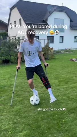 Just couldn‘t resist😭⚽️ #bored #footballlife #baller #crutches #acl 