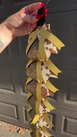 Welcome back to mum talk- let’s me a loop chain for my Texas size, Texas Shape Homecoming mum  #mumtok #homecomingmum2025 #homecomingmum #hoco2025 