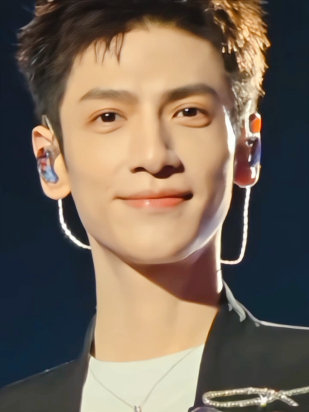 Looking my eyes 👀#罗云熙 #Love #ผู้จีนงานดีย์🇨🇳🇨🇳 