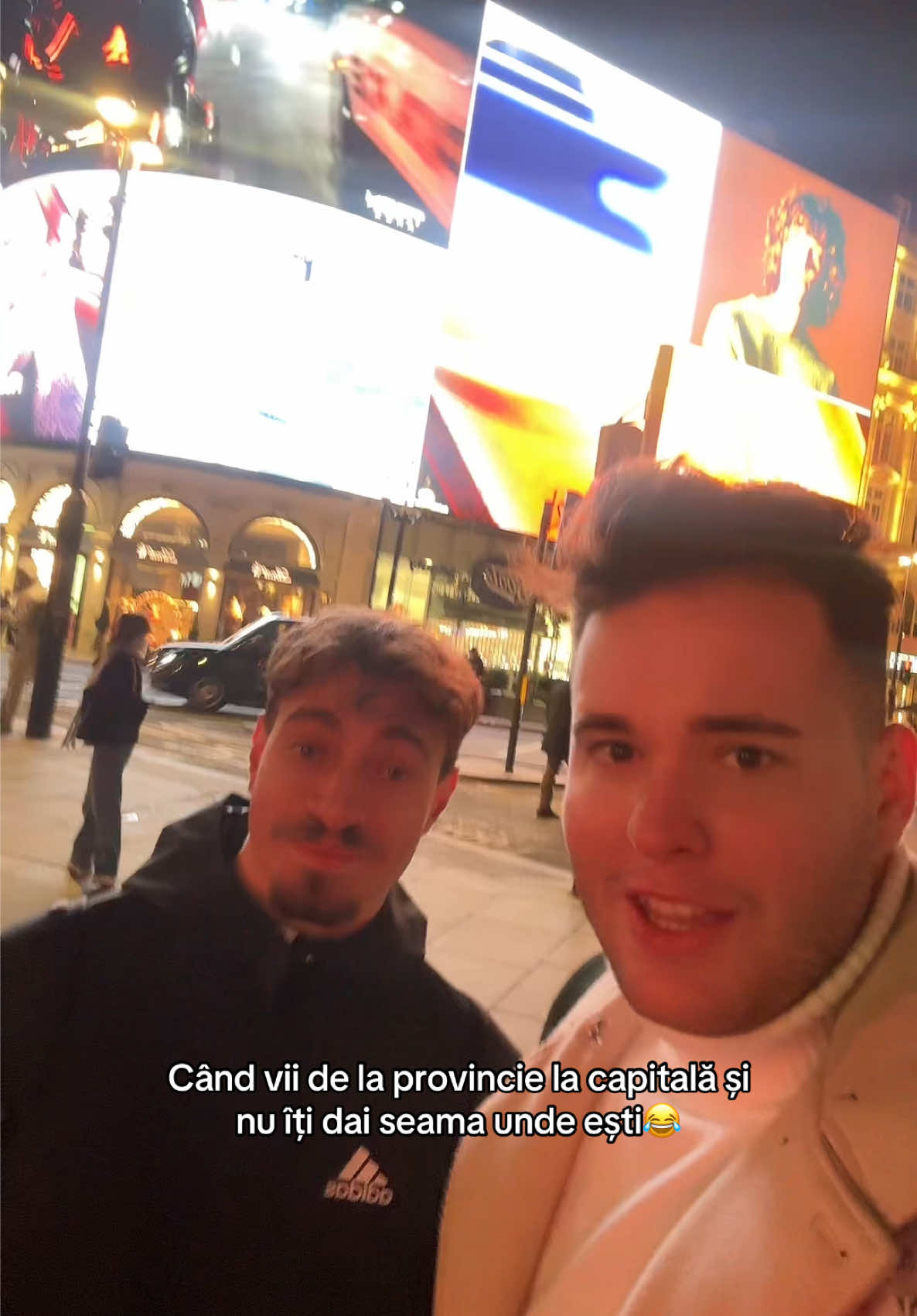 Voi știți unde am ajuns?😂. #newyork #london #londra #piccadillycircus 