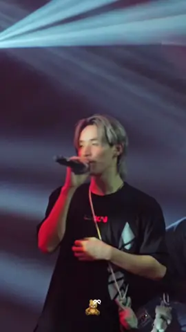 @ตี๋โบ๊เบ๊ catching his breath before eating his rap #LYKN #LYKNTOURxMANILA #hongshihoshi 